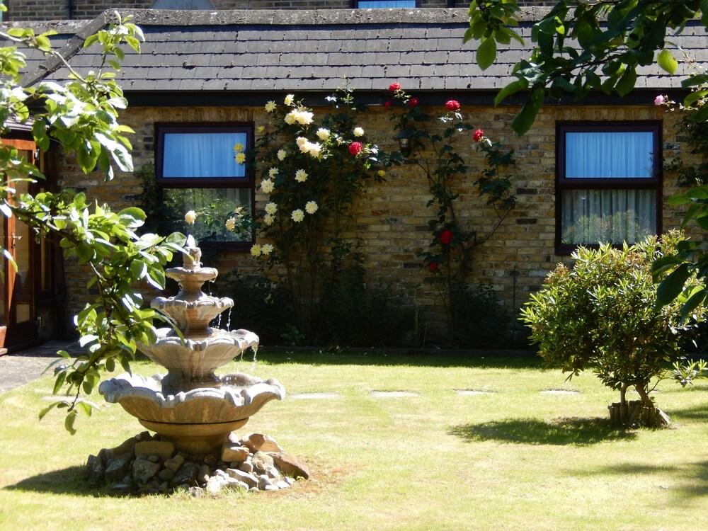Cottage Guest House ヒースロー エクステリア 写真